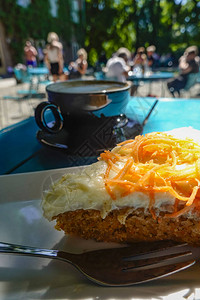 瑞典斯德哥尔摩胡萝卜蛋糕和卡布奇诺咖啡在户外咖图片