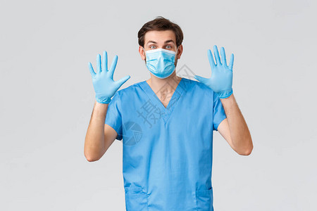 友好的医生戴着医用口罩手套和磨砂膏图片