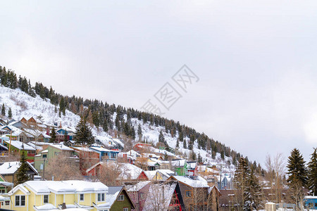 在雪山上拥有色彩缤纷的家庭小屋图片