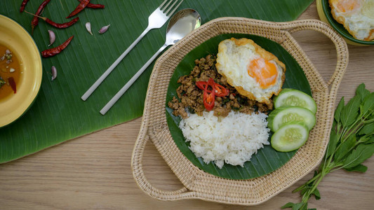 泰国传统食物Stir油炸猪肉和鱼Padkaprao炒图片