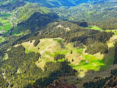 皮拉图斯地块斜坡和山脚下的高山谷中的高山牧场和草原图片