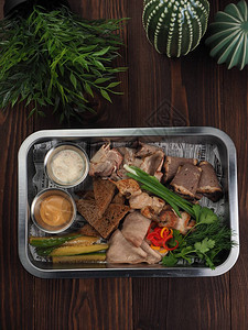 装有肉片面包蔬菜的托盘各种肉类可供选择将肉干切图片
