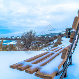 寒冷的犹他湖边的白雪山地冬季有空室外长椅图片