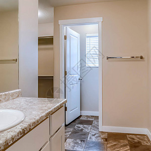 方形框架水槽和镜子在瓷砖地板浴室内的浴缸和淋浴间前在房间内也可以看到通向厕所和步图片