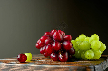 木板上的红葡萄和绿葡萄图片