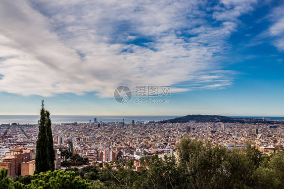 巴塞罗那城市天际线的空中全景图片