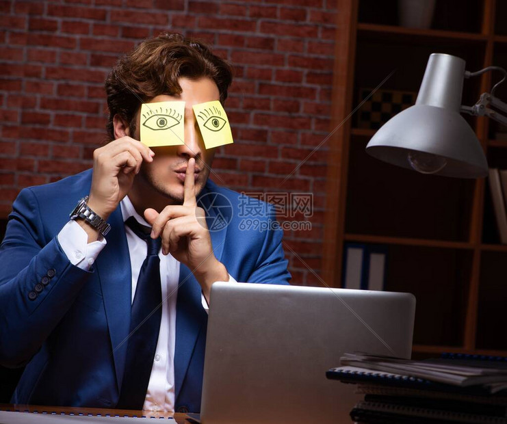 晚上在办公室上班的年轻生意人高清图片下载-正版图片506605754-摄图网