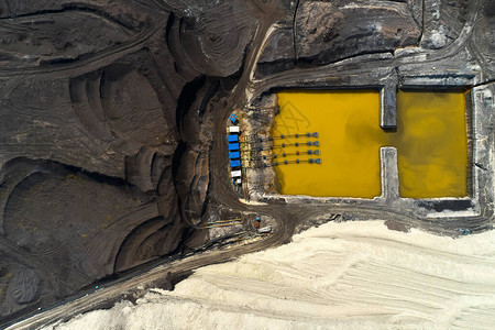 在采石场煤矿开采中使用黄色液体的池上的顶端视图图片