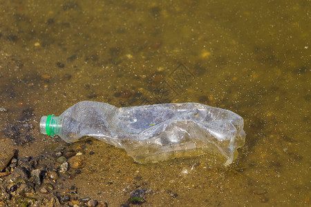 在脏水中的塑料瓶环境污染违图片