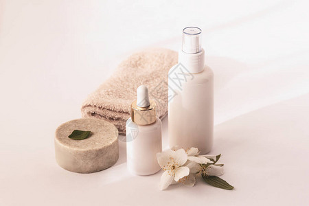 化妆品肥皂血清和补品瓶装在白色空白包装中图片