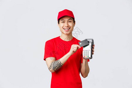 身穿红帽和T恤制服的微笑亚洲快递员图片