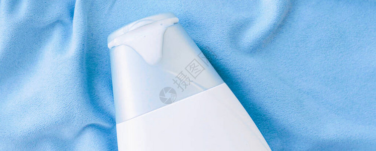 蓝丝底美容产品和身体护理化妆品平板上贴白标签的洗发水瓶或图片