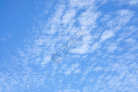 苍蓝的天空中美丽的白图片
