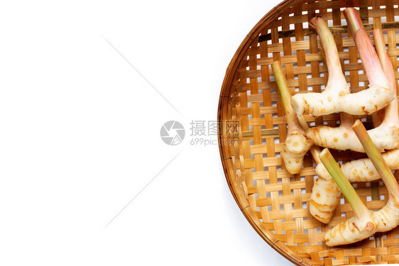 木竹篮子背景的新鲜加兰格林图片