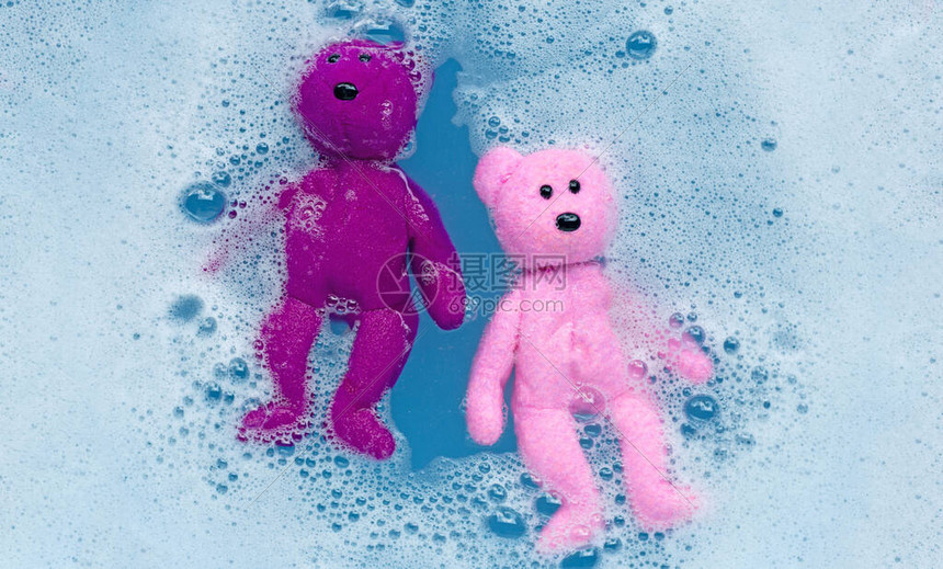 洗涤前将玩具泰迪熊浸泡在洗衣粉水中溶解洗衣图片