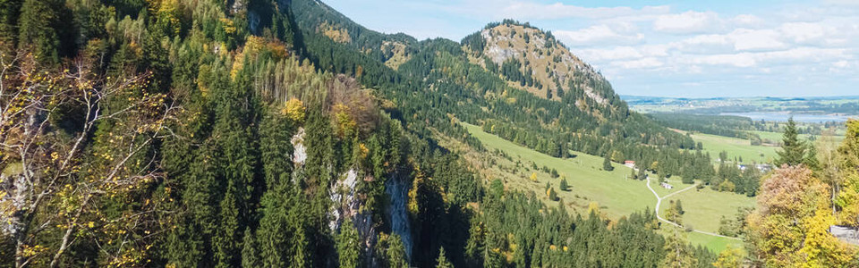 欧洲阿尔卑斯山的美丽自然阳光明媚的高山湖泊和村庄的景观旅游图片