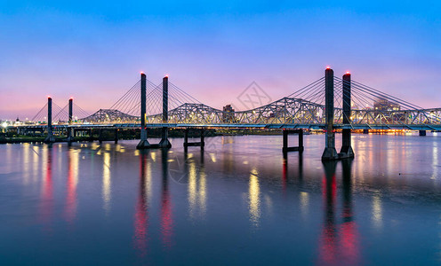 亚伯拉罕林肯桥和约翰肯尼迪纪念桥横跨俄亥河图片