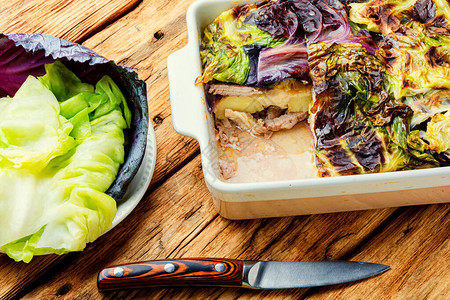 法国瘦肉焗烤卷心菜和土豆蔬菜焗烤素食图片