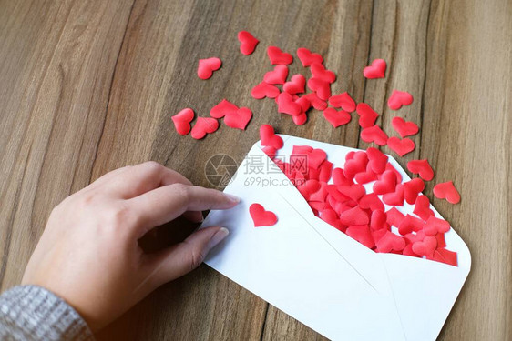 情人节情人夜情信打开信封和许多感觉到的心图片