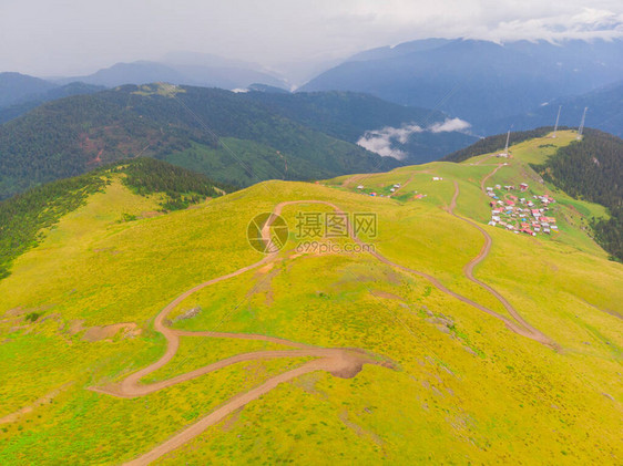 Kakar山一座横跨黑海岸和湖泊的图片