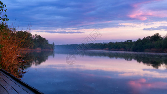 雨后塞弗斯基顿涅茨河美丽的日落颜色图片
