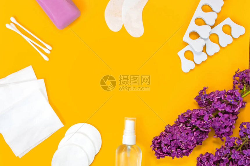 卫生用品和丁香花作为框架布置肥皂贴片消毒剂湿纸巾耳棒化妆棉和修脚分离器个人护理概图片