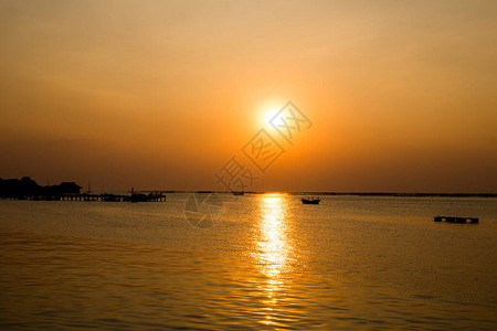 海上美丽的日落海上日出图片