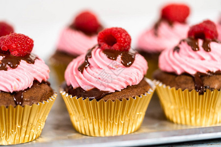 果美巧克力草莓蛋糕和巧克力甘蔗干燥并加图片