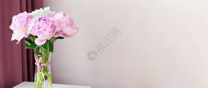一束光粉红色的花瓶在卧室内部紫色窗帘的背景之下放在玻璃图片