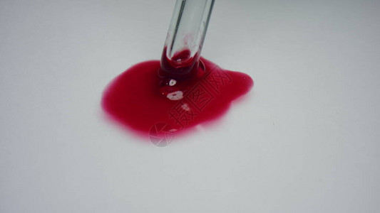 医学研究人员用吸管搅拌血液孤立在白色背景上的特写滴血液的化学分析科学家在实验室进行图片