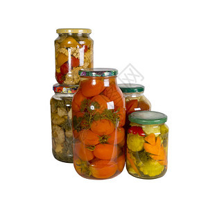 在白色背景上隔绝的玻璃罐中的罐头蔬菜番茄南瓜胡图片