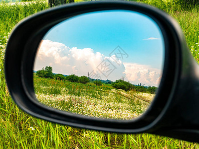 在汽车后视镜的多云蓝天景观自然景观蓝天欣赏美景在露天zeka图片
