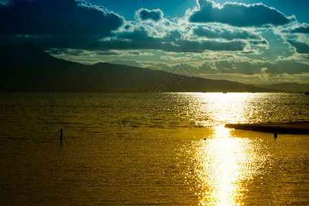 美丽浪漫的日落和大海照片图片