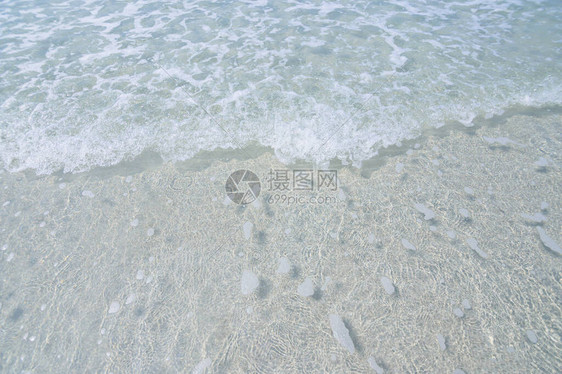 白天清澈的海浪和沙滩图片