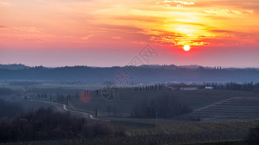 太阳落下在FriuliVeneziaGiuli图片