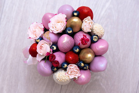 白色粉红色和金色巧克力的新鲜草莓花束图片