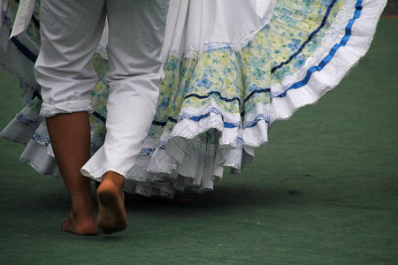 哥伦比亚民间舞蹈表演在街图片