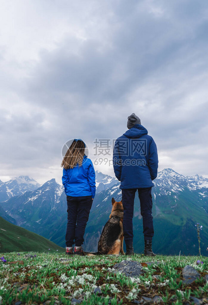 Koruldi的高山湖泊高加索山脉雪山的峰峦倒映在高山湖泊中图片