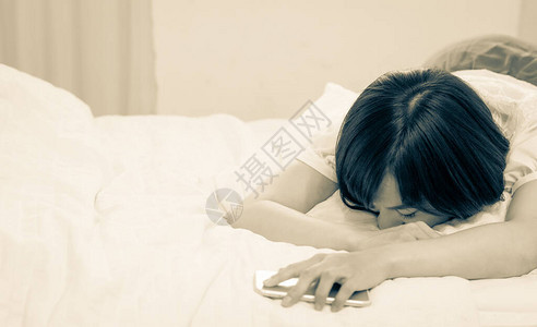 年轻女子累了用手机睡觉图片