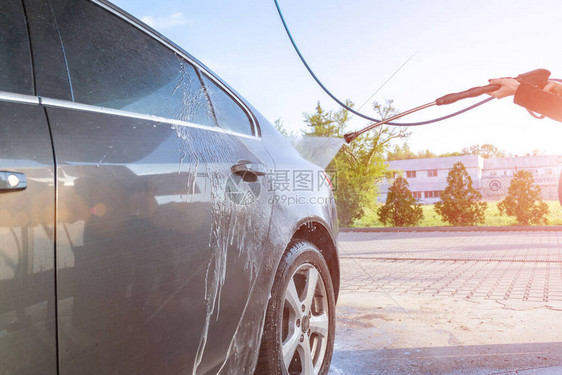 清洁汽车洗服务用水肥皂手洗车辆清洁站上的泡沫洗车机图片