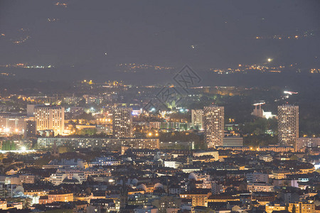 从山上看格勒诺布尔的夜景图片