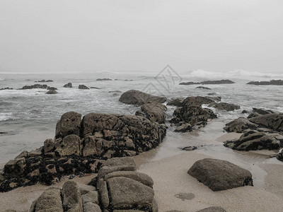 在海边的沉雾日在海洋上喷雾岩头表背景图片