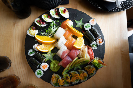 美味的多种黄瓜寿司卷在餐图片