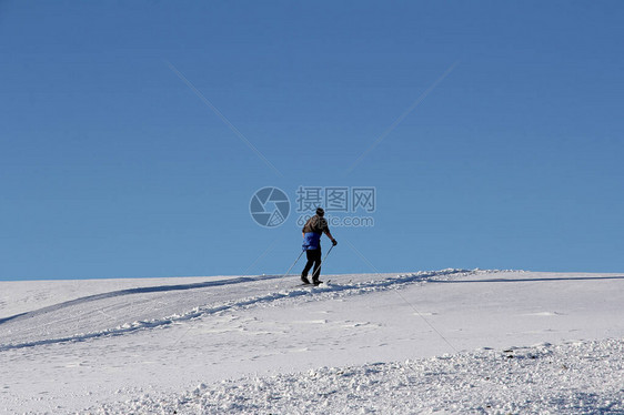 一个跨国滑雪运动员在图片