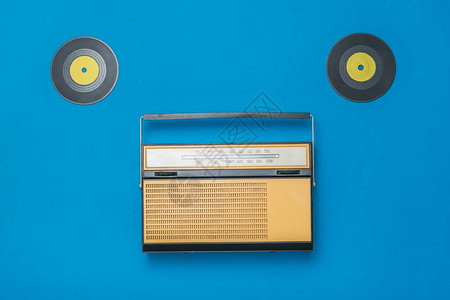 蓝色背景的两台乙烯基光碟收音机图片
