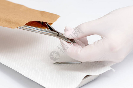 剪指甲师的近身手正在取指甲工具从美甲沙龙的手工图片
