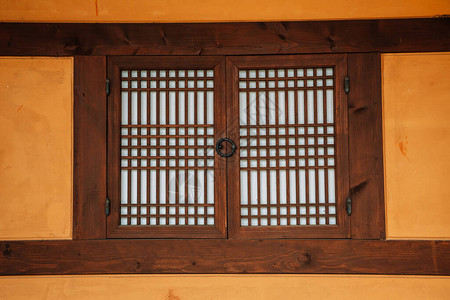 韩国传统木窗和棕色墙壁图片
