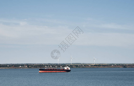 在风车前面的商业货运船海运货船海外物背景图片