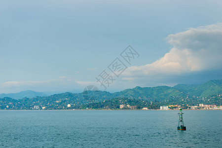 从大海到高加索山脉和海湾的景色背景图片