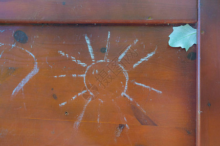木制校董板的碎片和粉笔太阳在角落里是小叶子概念回到学图片